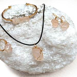 Set de Bijuterii Lux cu Cristal Natural Roz - Include Pandantiv, Cercei, Inel și Brățară | Perfect pentru Ținute Casual și Festivaluri